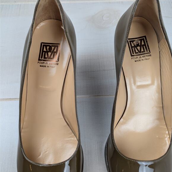 Pour‎ La Victoire Burano Taupe Patent Leather Pumps Size 9.5 - Picture 3 of 8